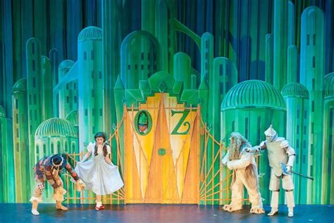 The Childrens Theatre Of Cincinnatis The Wizard Of Oz Shines