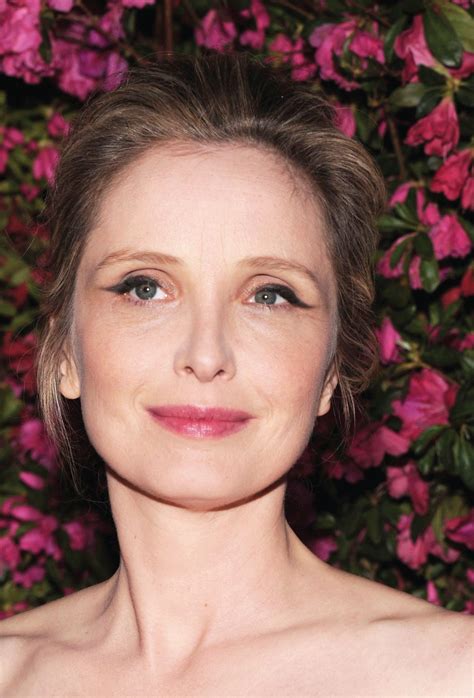 Julie delpy wrote 2 days in new york because it struck her, looking around, that most hollywood romcoms were hilariously awful in their depictions of women her age. Julie Delpy - Người kể chuyện cho phái nữ - ELLE.VN