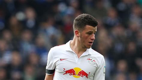 Jung played youth football for multiple clubs in the wiesbaden area before joining the eintracht frankfurt youth academy in 2005. Aufsteiger RB Leipzig verleiht Jung und Damari - Bild.de