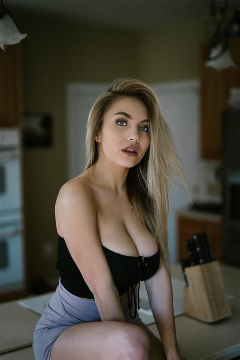 wallpaper sayde welch model blonde looking at viewer cleavage top black tops bare