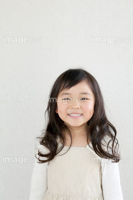 【笑顔の6歳の女の子】の画像素材16315413 写真素材ならイメージナビ