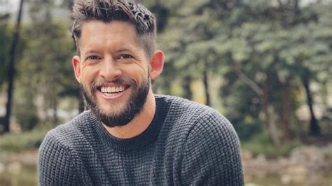 The novel introduces an alien race, called souls, who take over earth and its inhabitants because they believe humans to be too violent. The truth about Sugar Rush host Hunter March