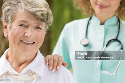 医師と高齢者笑顔の女性 1人のストックフォトや画像を多数ご用意 1人 コミュニケーション シニア世代 Istock