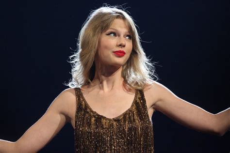 Taylor Swifts Social Media Posts Are Mysterious — And Incredibly Strategic