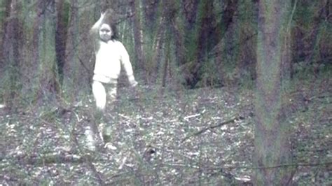Mystery Solved Who Is The Girl Playing In The Woods In This Blurry Photo Abc7 Chicago