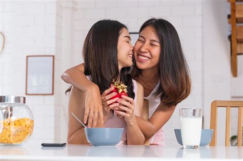 Pasangan Lesbian Asia Mengejutkan Dengan Memberikan Hadiah Untuk Ulang Tahun Cinta Pada Waktu