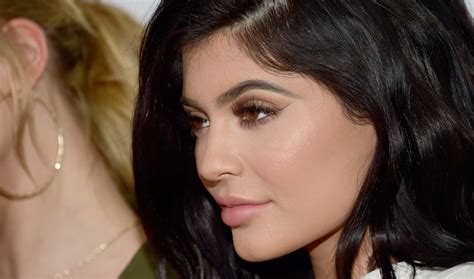 How Do You Get Kylie Jenners Eyebrows Heres Her Secret — Photos