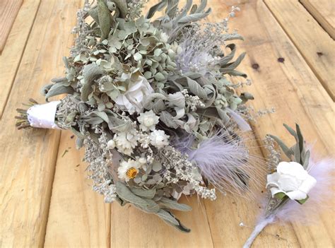 42 fall wedding bouquets that epitomize autumn style. Wedding Bouquets: Feather Wedding Bouquets