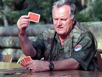 Ben aksi yonde emir verene kadar uzun araliklar vererek yavas yavas bombalamaya devam edin. Catturato Ratko Mladić?