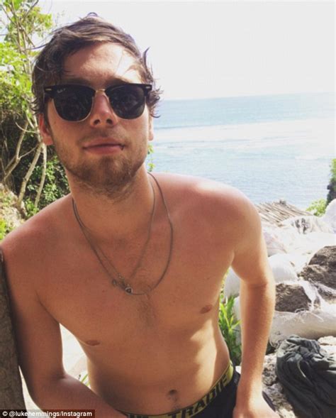 Seconds Of Summer S Luke Hemmings Admits He S Inclined To Be Naked Backstage Daily Mail Online
