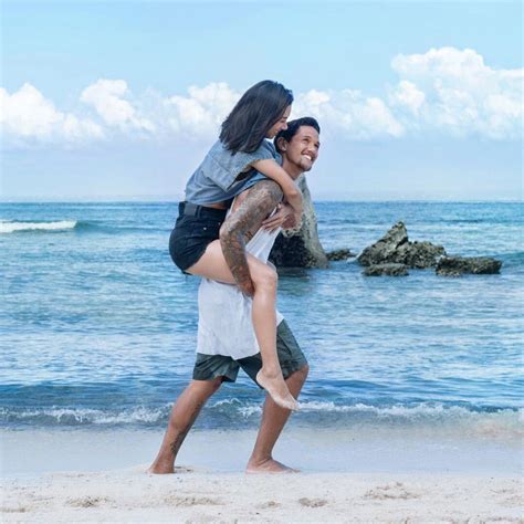 25 Caption Foto Bareng Pacar Di Pantai Chika Ciku