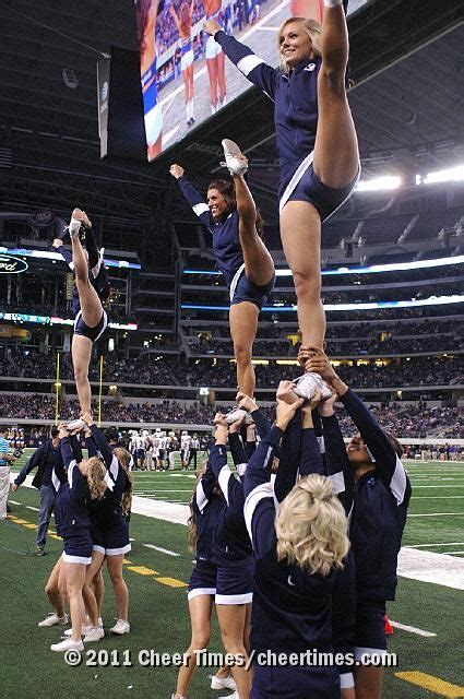 Cheerleading Byu Cheer Cheerleader Heel Stretch Stunt From Cheerleading Utah Schools Byu