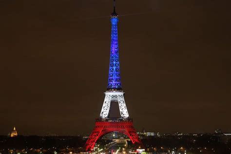 La Tour Eiffel Rouvre Au Public Et Sillumine En Bleu Blanc Rouge