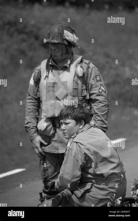 Older Us Army Soldier With Younger Lad Stock Photo Alamy