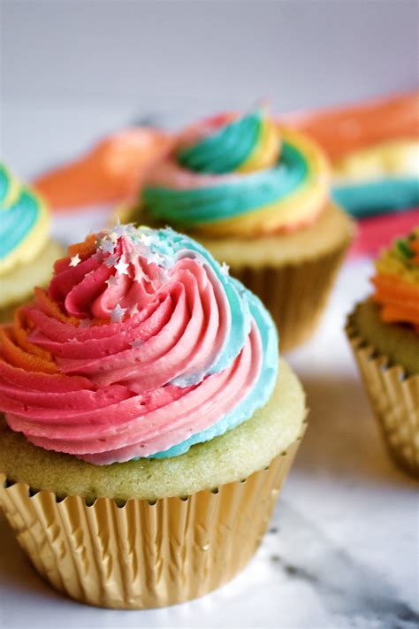 How To Make Rainbow Swirl Buttercream Poetry Pies