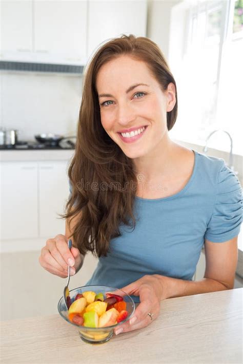 Jeune Femme De Sourire Avec La Salade De Fruits Dans La Cuisine Photo Stock Image Du Heureux
