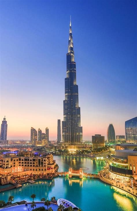 Dubais Burj Khalifa Photos Appear To Show Smoke Coming From Top