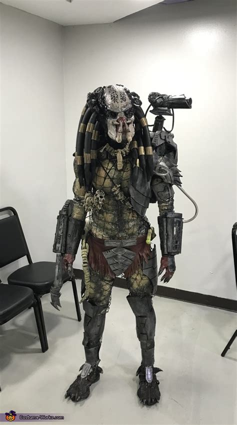 This brief tutorial will walk you through how to make a light up costume using electroluminescent wire (el wire). Predator Costume