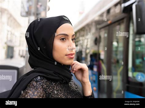 Woman Black Side Hijab Banque De Photographies Et Dimages à Haute Résolution Alamy