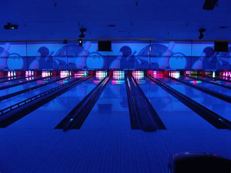 Rock And Bowl Cosmic Bowling Brings Bright Lights Beats For New Spin