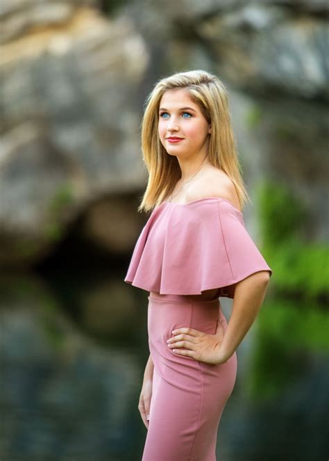 Texas Teen S Senior Photos Hilariously Spoiled After She Falls Off A