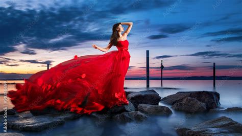 Sch Ne Frau Im Roten Kleid Bei Sonnenuntergang Am See Stock Foto