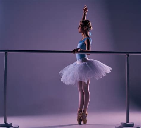 Bailarina Clásica Posando En La Barra De Ballet Foto Gratis