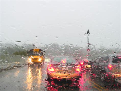 5 Quick Dos And Donts For Safely Driving In Heavy Rain
