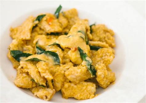 Salted egg yolk wings with chicken, flour, baking powder, salt, pepper, cooking spray, egg yolks, curry leaves, chilli, butter, evaporated milk, minced garlic, sugar learn how to create salted egg fried rice with the full recipe at: Resep Salted Egg Yolk Chicken / Ayam Saos Telur Asin oleh ...