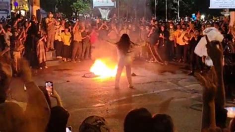 روز چهارم اعتراض‌ها؛ سوزاندن روسری‌ها و گسترش اعتراضات از خزر تا خلیج‌فارس bbc news فارسی