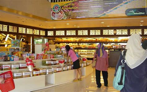 Toko Oleh Toko Oleh Oleh Ujung Galuh Surabaya Inside The Store Hsa