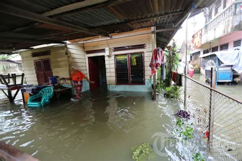 Ketinggian banjir di wilayah ini banjir ini bertahan melewati sehari, tepatnya di gang merdeka, medan maimun. Medan Dikepung Banjir, Foto 2 #1625901 - Tribunnews.com