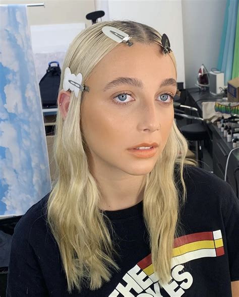 Emma Chamberlain October She S A Lady Emma Chamberlain Platinum Blonde Hair Iconic