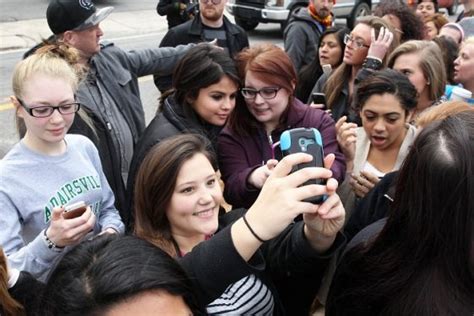Selena Gomez Greets Her Fans In Atlanta Popline