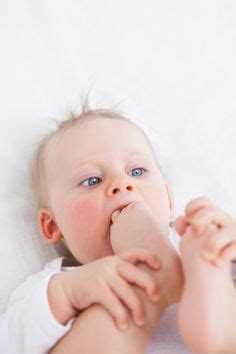 Wenn ihr kind eine nahrungsmittelallergie hat, dann kann es folgende symptome haben: Die orale Phase: Das Baby steckt alles in den Mund | Orale ...