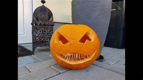 Halloween Pumpkin How To Carve Scary Pumpkin Face Youtube