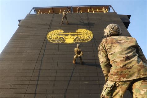 Fort Bragg Air Assault School Teaches Soldiers Civilians The Ropes U