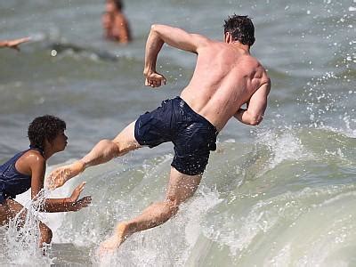 By carolyn robertson posted in celebrities they now have two beautiful children, but actor hugh jackman and his wife of 16 years deborra lee furness know all too well the pain and grief that accompany infertility and loss. Hugh Jackman planscht mit Töchterchen Ava