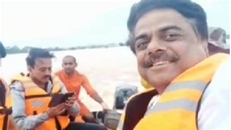 बाढ़ से बेहाल महाराष्ट्र सांगली में सैलाब के बीच मंत्री ने ली सेल्फी maharashtra flood bjp