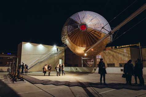 Května v 19:15 hodin místního času. Vzducholoď Gulliver v centre DOX | Archinfo.sk