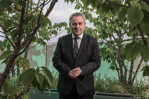 Ce ministère a disparu en 2000 aux profits d'un service des droits des femmes et de l'égalité sans tutelle. Xavier Bertrand a fait pleurer une jeune femme... Pourquoi