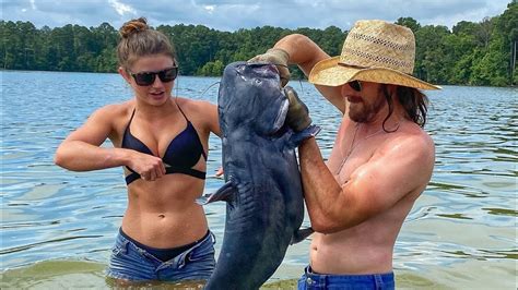 Catfish Noodling Grabbing Catfish With Dale Brisby Youtube