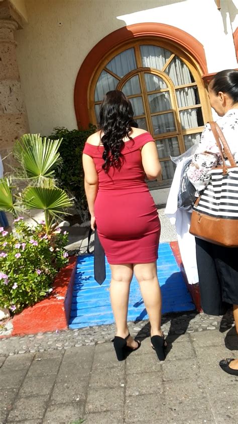 Guapa Morena En Vestido Entallado Cola Redonda Mujeres Bellas En La Calle