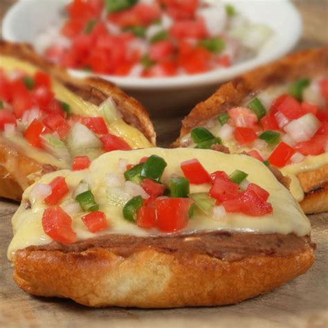 Molletes Con Frijol Y Queso