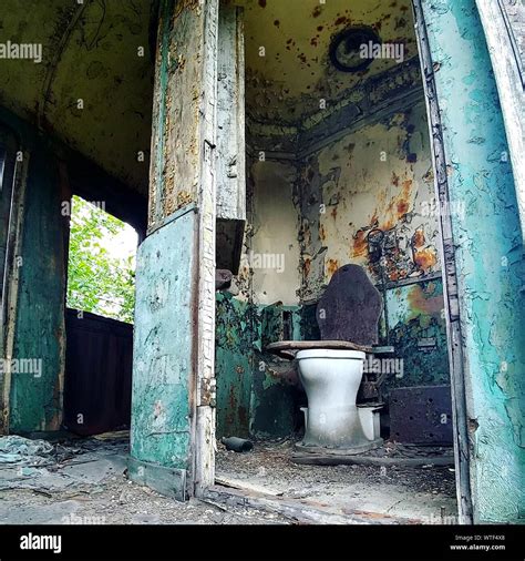 Damaged Toilet Bowl Abandoned Fotografías E Imágenes De Alta Resolución