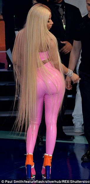 Vmas 2017 Nicki Minaj Flaunts Curves In Skintight Pink Daily Mail Online
