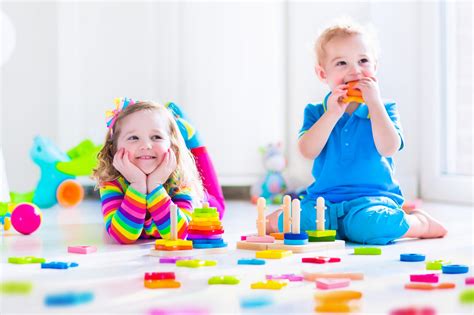 چه اسباب بازی هایی برای کودکان مناسب است ؟ بنیاد روانشناسی کودک و نوجوان