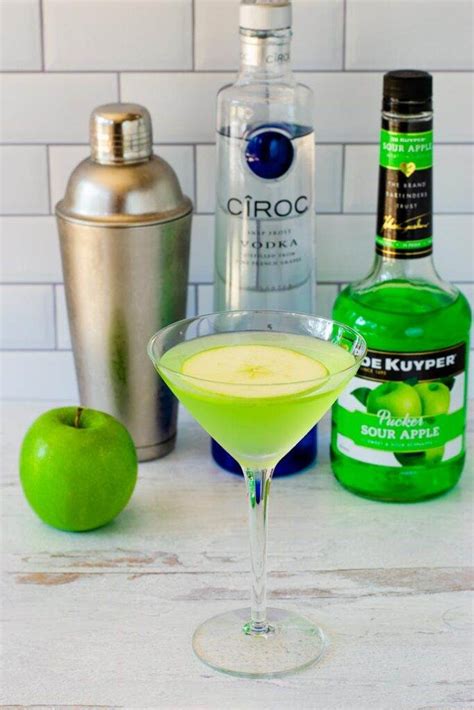 Green Apple Martini Recipe How To Make A Sour Appletini Cocktail Coastal Wandering