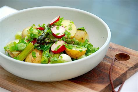 Salat Med Kogte Kartofler Asparges Og Radiser Opskrift I 2020 Hot Sex