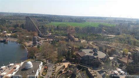 Nach dreijähriger pause kehrt die holzachterbahn im heide park resort in soltau im kommenden jahr zurück. Colossos im Heide Park Soltau: Besucheransturm auf ...